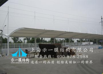 簡(jiǎn)單分析膜結(jié)構(gòu)車(chē)棚和普通車(chē)棚的差異
